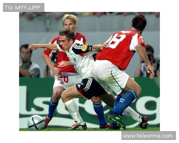 传奇巨星亲笔签名足球收藏价值与经典回忆深度解读