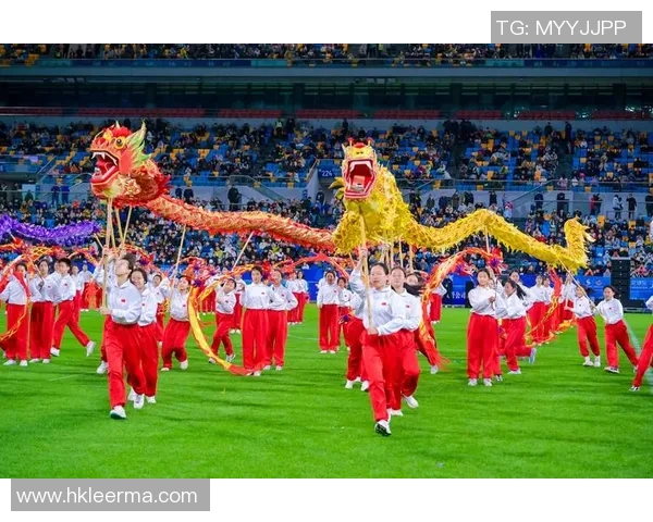 假扮足球球星走街头体验街头文化与球迷互动的趣味挑战 假扮足球球星走街头体验街头文化与球迷互动的趣味挑战