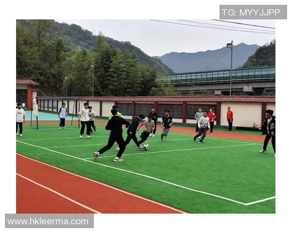 球星亲授足球技巧与战术解读助力青少年成长与足球梦想 球星亲授足球技巧与战术解读助力青少年成长与足球梦想