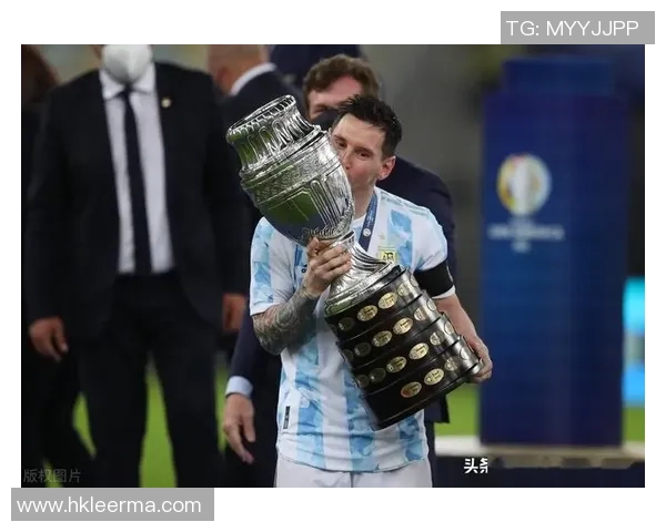 足球巨星亲吻奖杯瞬间:荣耀时刻与激情碰撞的象征 足球巨星亲吻奖杯瞬间:荣耀时刻与激情碰撞的象征